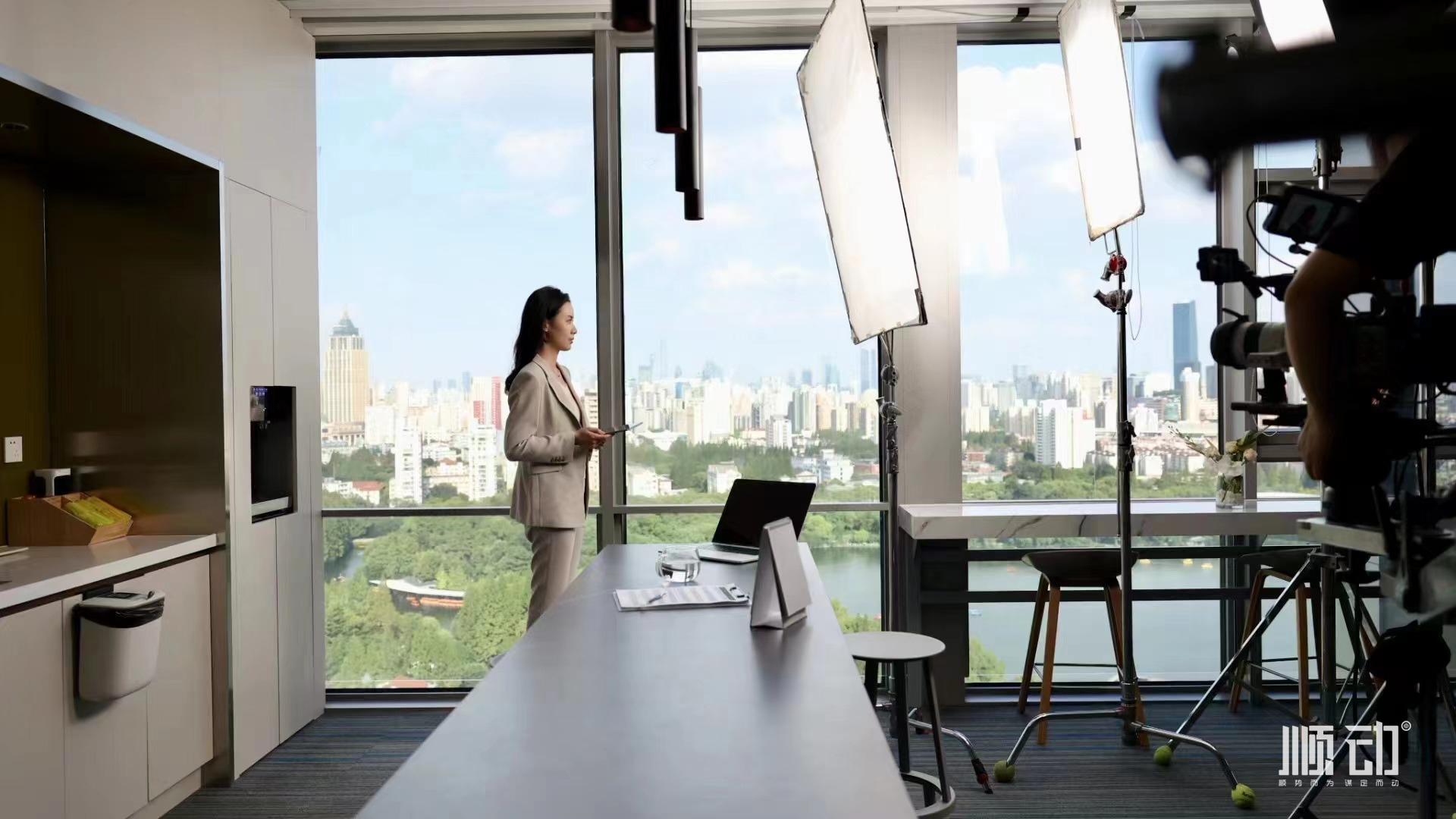 順動(dòng)廣告為金融企業(yè)匯正財(cái)經(jīng)拍攝宣傳片 順動(dòng)廣告為金融企業(yè)匯正財(cái)經(jīng)拍攝宣傳片